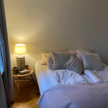 Privat bolig Med Udsigt Til Parken *